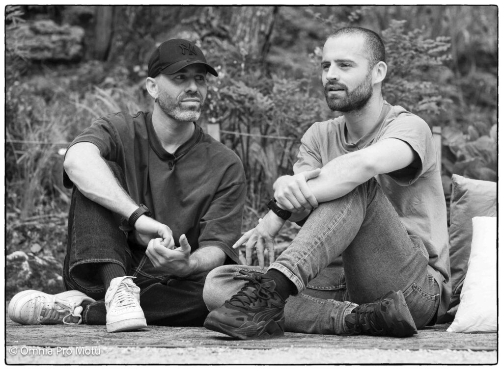 Chris West et Gaël Grzeskowiak, amis et artistes, fondent la compagnie Crysael, compagnie de danse contemporaine, après une rencontre en 2008 dans les Yvelines.